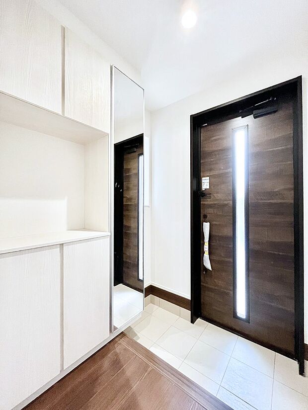 ミラー付きシューズボックスはお出かけ前の身だしなみチェックに便利