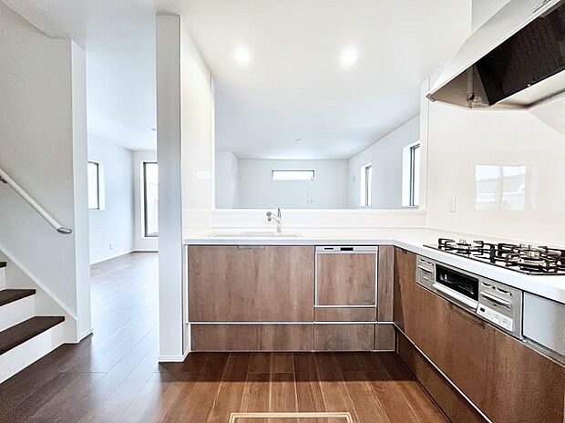 リビングを見渡せる人気のカウンターキッチン。 家族を見守りながら家事をすることができます。