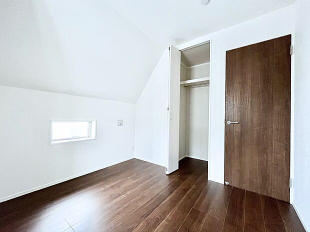 開放感のある勾配天井が素敵な洋室。