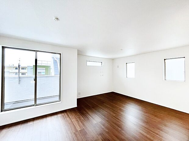 明るい2階リビング!外からの視線をシャットアウトして家族のプライバシーを守ります。