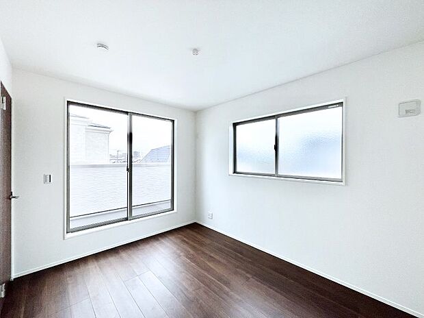 バルコニーが開放感をプラスしてくれる洋室