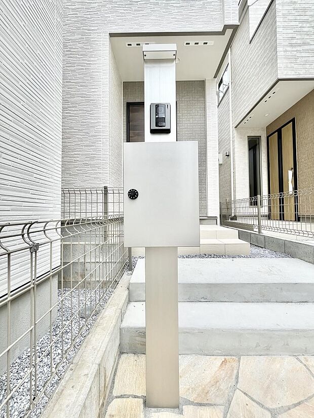 表札・インターホン・ポストをひとつに集約。エントランスになじむシンプルデザイン。