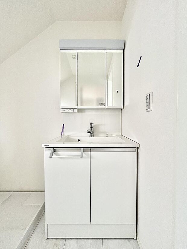 大きく見やすい三面鏡で清潔感ある洗面台は、身だしなみチェックや肌のお手入れにおすすめです。