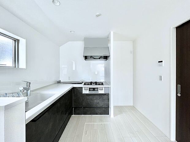 爽やかな風が通り抜けるキッチン。窓があるので明るく換気にも役立ちます。