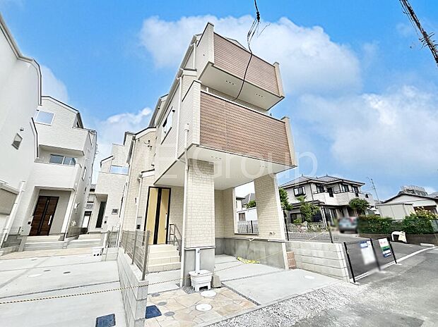 シンプルで落ち着きのある建物は住むかたの個性でオリジナルなものになっていきます。