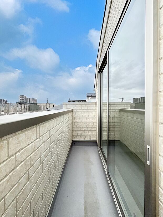 ゆったりバルコニーだから沢山お洗濯ものを干せます。