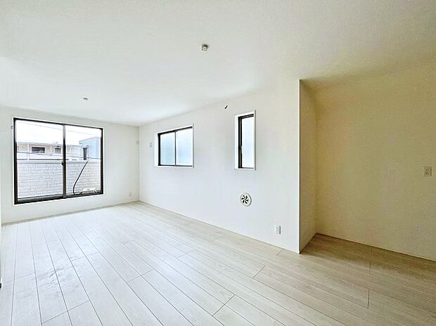 家族の笑顔が自然と生まれてくる、そんな雰囲気のダイニングに仕上がっています。