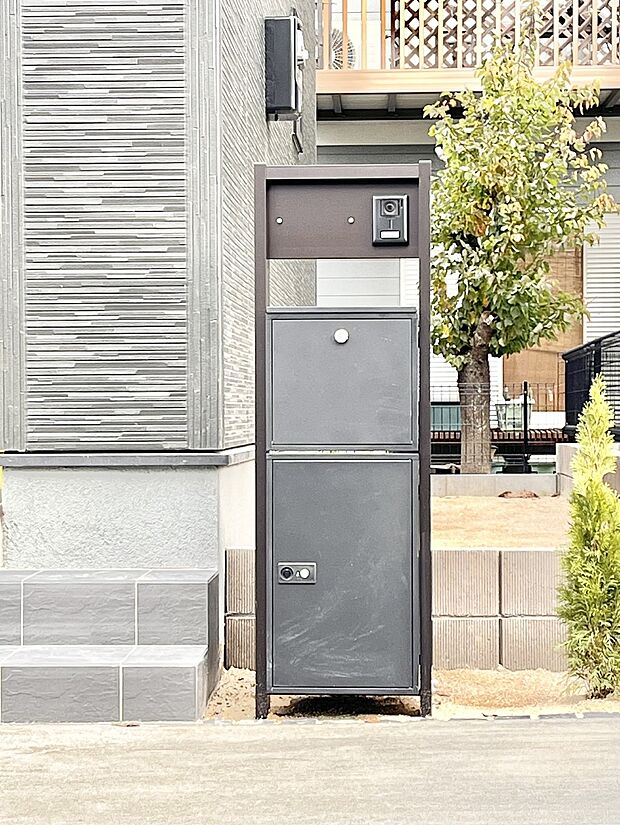 表札・インターホン・ポスト・宅配ＢＯＸをひとつに集約。エントランスになじむシンプルデザイン。