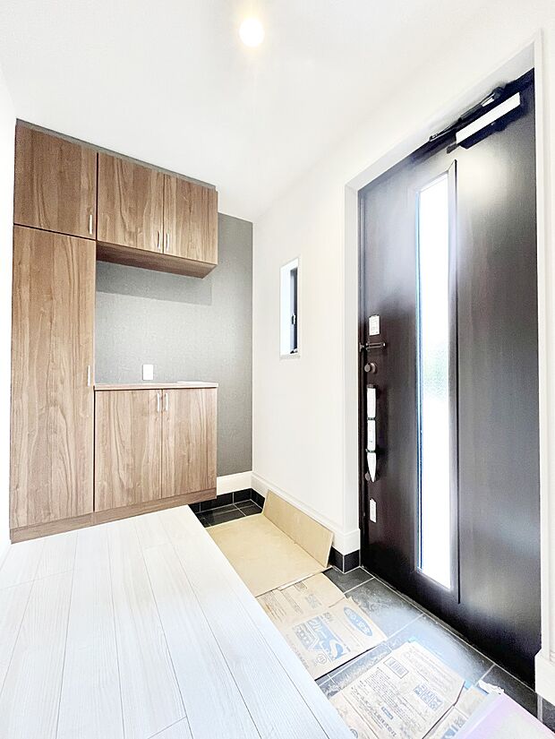 ガラススリットの入った玄関ドアが室内に光を届けてくれます