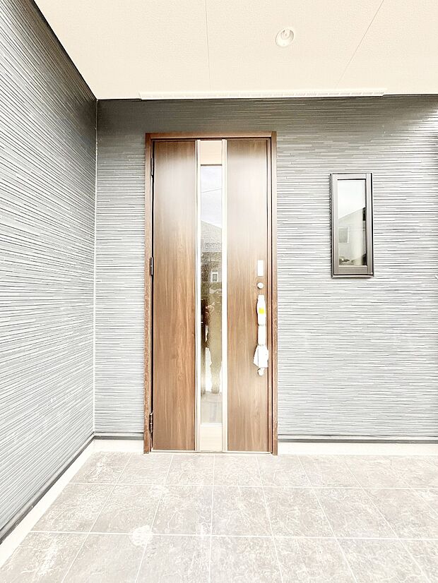 玄関前は雨が降っても濡れにくい屋根付き