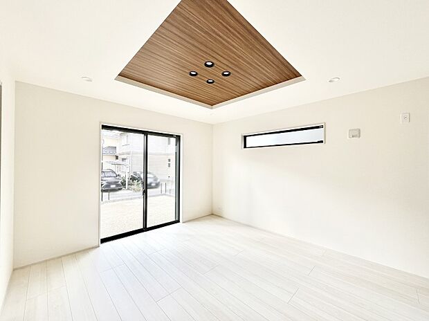 大きな窓からたっぷりの陽光と風を感じられるリビング