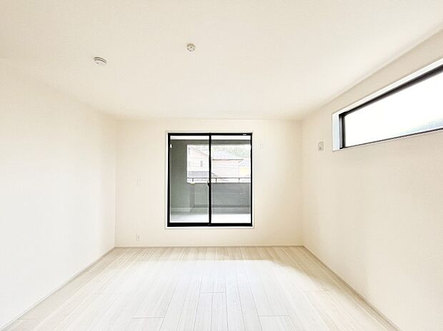 バルコニーが開放感をプラスしてくれる洋室