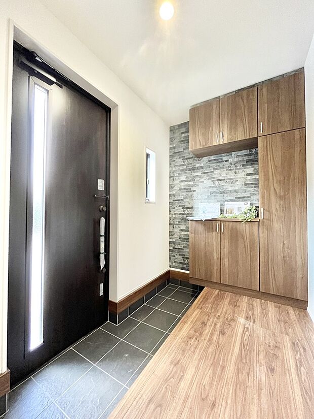 ガラススリットの入った玄関ドアが室内に光を届けてくれます