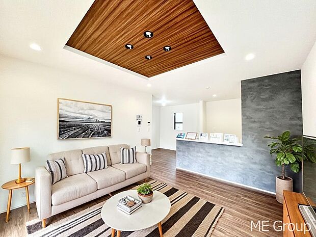 ご家族の賑やかな話し声で包まれる明るいリビング  ※家具はCGです