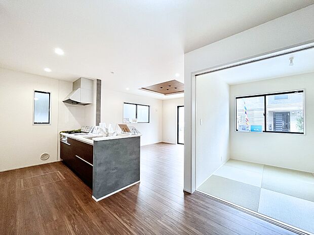 隣接の和室を開放すればさらに広々空間に  