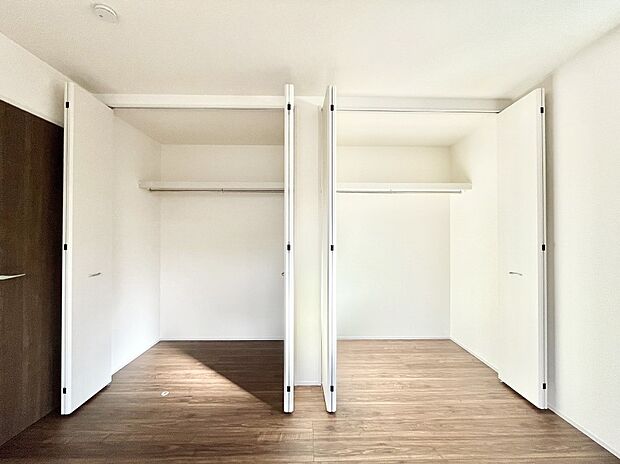 洋室のクローゼット。奥行きがあるので厚手の衣類もすっきり収まります。