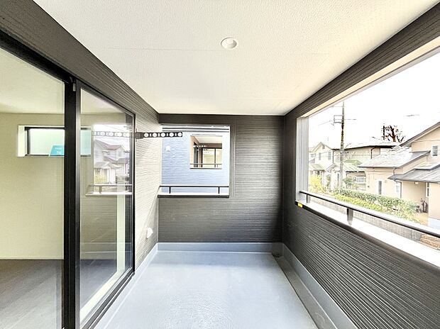 お仕事中やお出掛け中の急な雨も安心。南向きのインナーバルコニー！