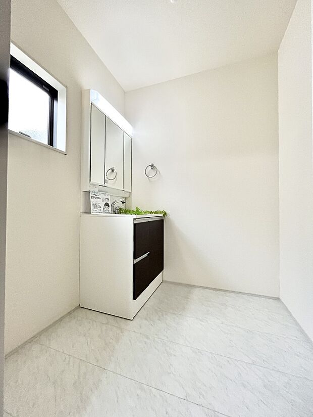 小窓がついているので湿気の多い場所でも換気が十分行えます。毎日の身支度を気持ち良く！