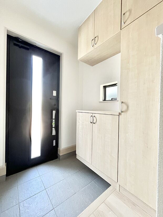 下駄箱はご家族の写真や季節のインテリアで飾り棚として演出できます  