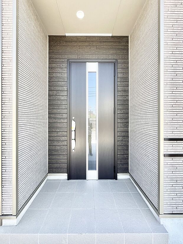 シンプルで落ち着いた雰囲気の玄関周り