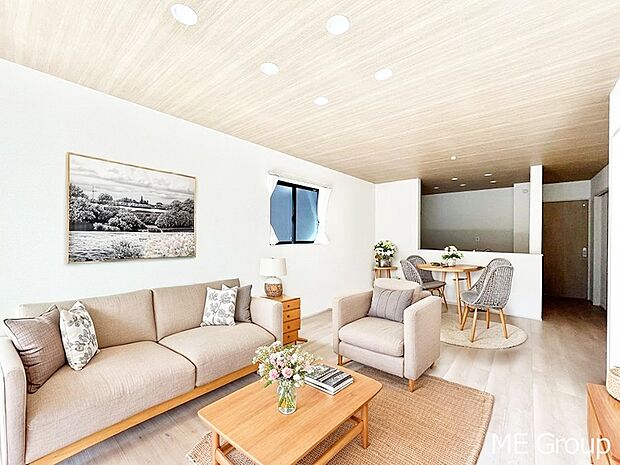 落ち着いた雰囲気のLDKは家族みんなの快適空間※家具はCGです