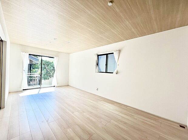 大きな窓からたっぷりの陽光と風を感じられるリビング  