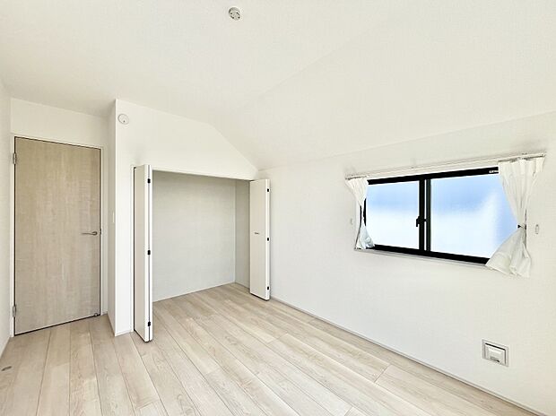 窓からのやさしい光が心地よいプライベートルーム