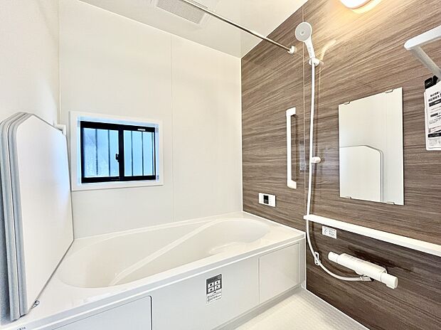 一日の疲れを癒してくれる明るい清潔感のあるバスルーム