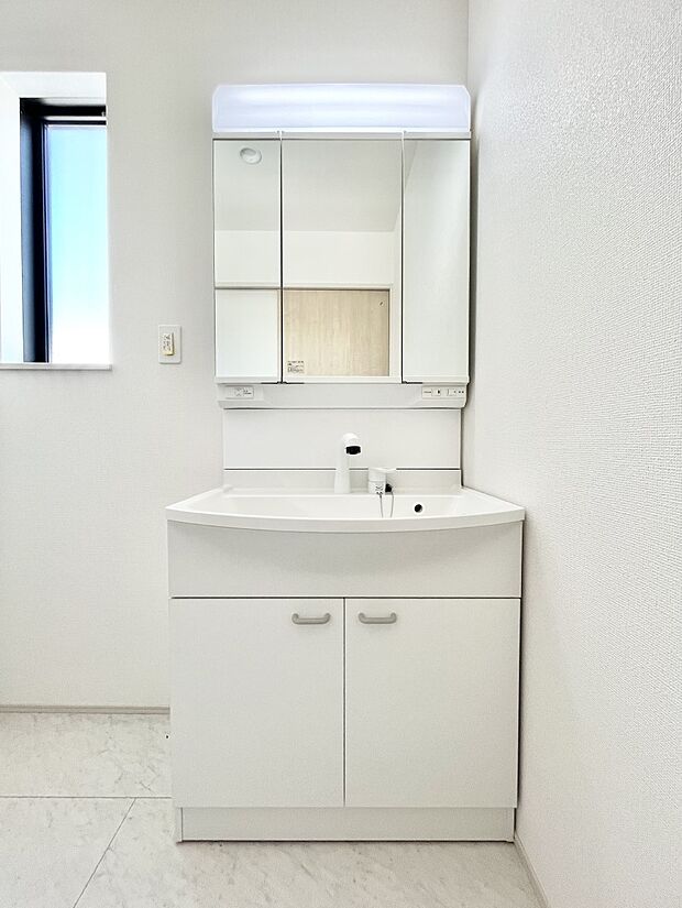 収納力と機能性に優れた洗面化粧台  