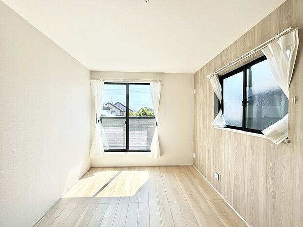 バルコニーが開放感をプラスしてくれる洋室