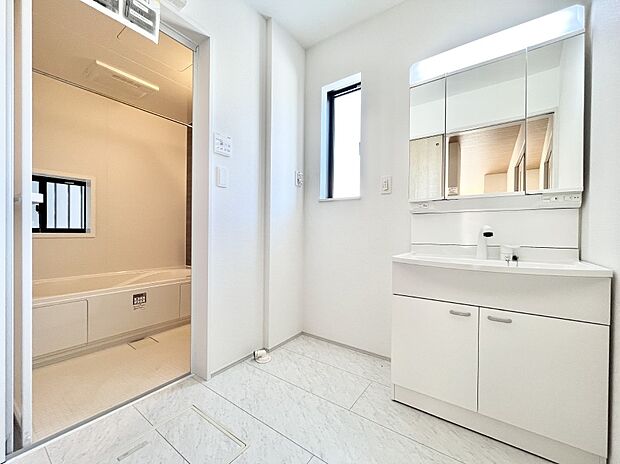 清潔感ある洗面化粧室で朝の身支度も快適