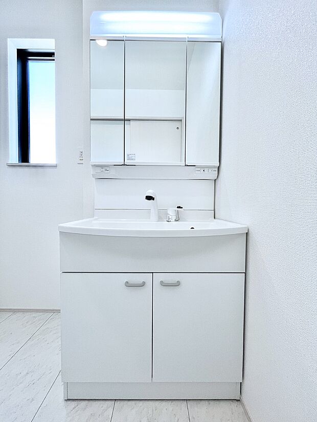 大きく見やすい三面鏡で清潔感ある洗面台は、身だしなみチェックや肌のお手入れにおすすめです。