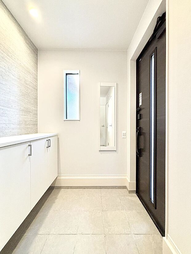 明るい玄関はお客様をお出迎えするのにぴったりです！ 