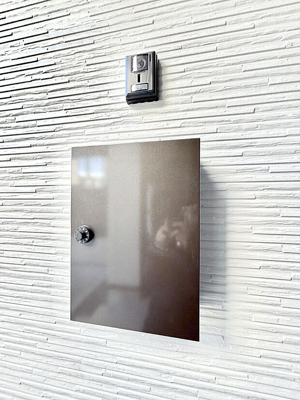 シンプルデザインのポスト。