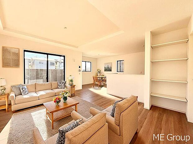 ご家族の賑やかな話し声で包まれる明るいリビング ※家具はCGです