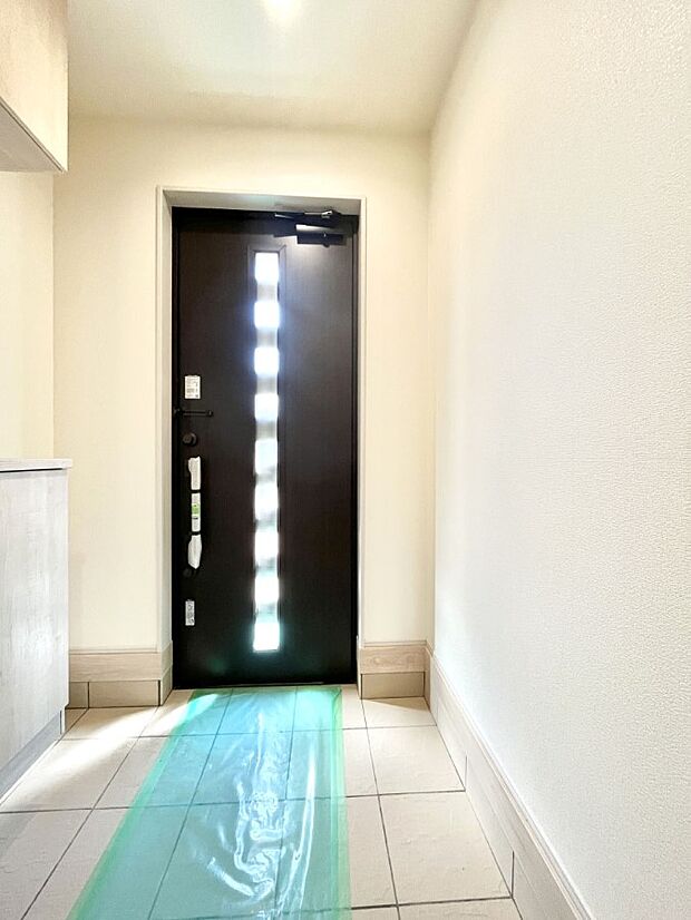 明るい玄関はお客様をお出迎えするのにぴったりです!