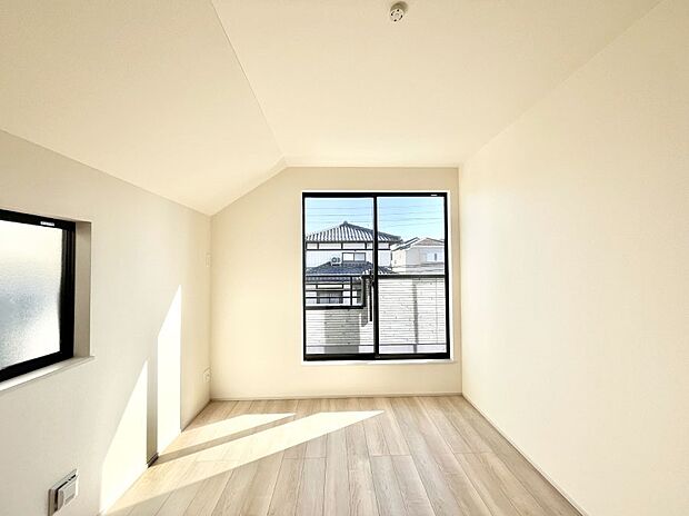 窓からのやさしい光が心地よいプライベートルーム