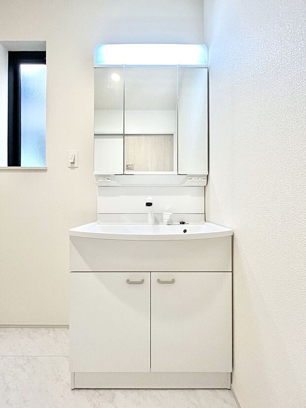 大きく見やすい三面鏡で清潔感ある洗面台は、身だしなみチェックや肌のお手入れにおすすめです。