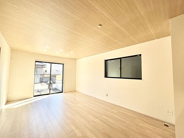 大きな窓からたっぷりの陽光と風を感じられるリビング  