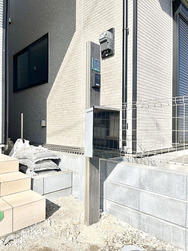 シンプルデザインのポスト。