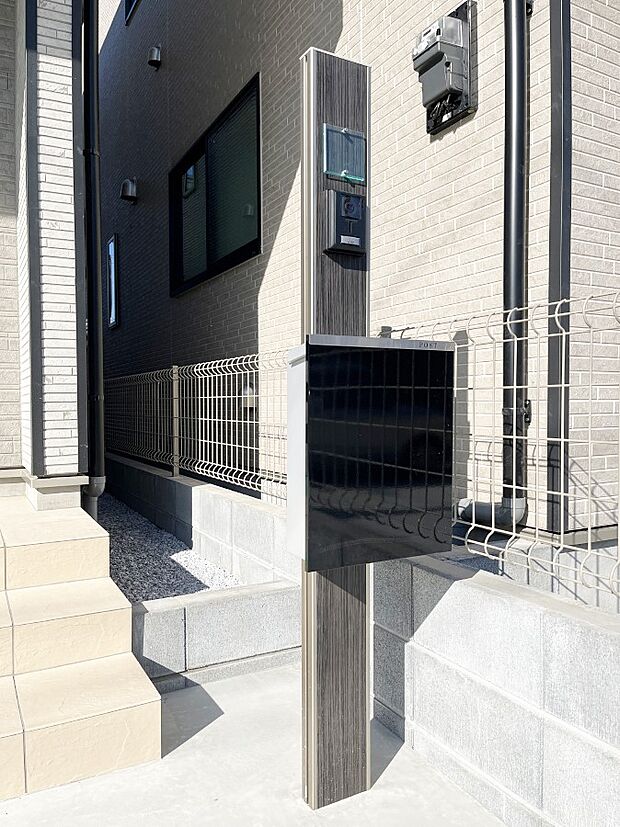 シンプルデザインのポスト。