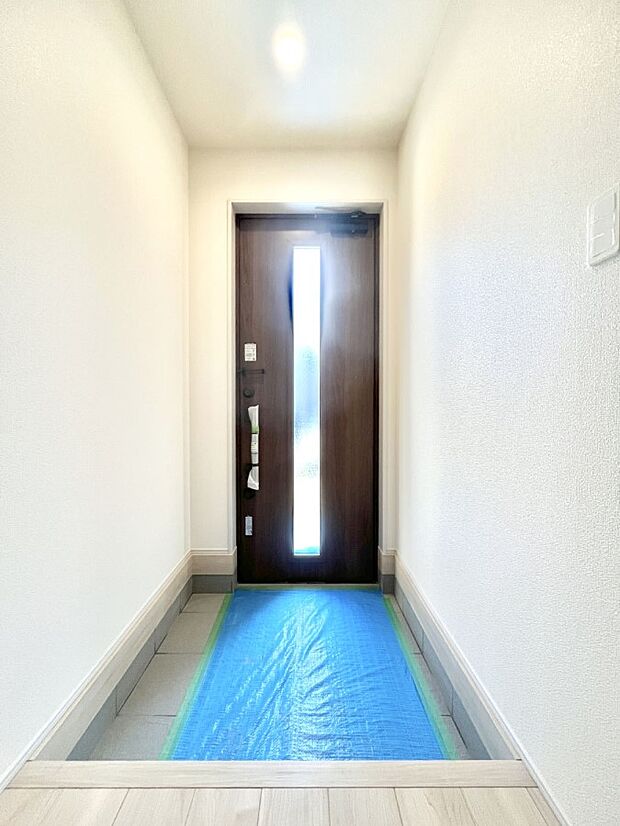 明るい玄関はお客様をお出迎えするのにぴったりです！ 