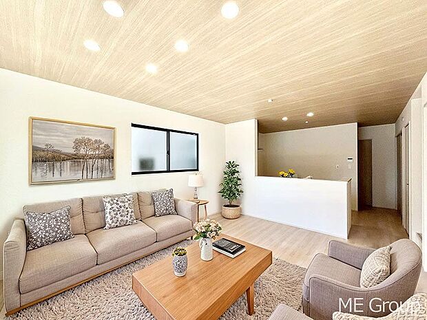 ご家族の賑やかな話し声で包まれる明るいリビング  ※家具はCGです