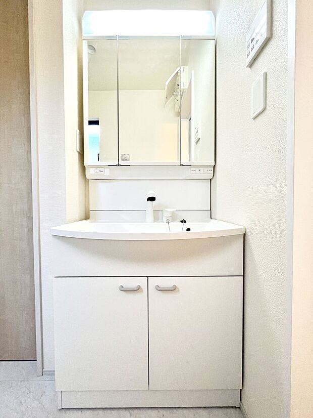 大きく見やすい三面鏡で清潔感ある洗面台は、身だしなみチェックや肌のお手入れにおすすめです。 