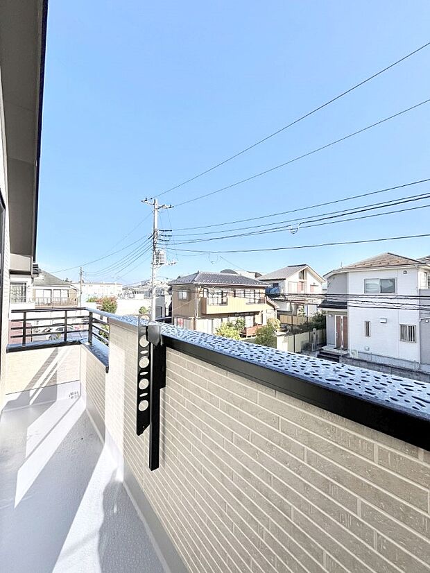 暖かな陽光が降り注ぐバルコニーはお洗濯におすすめ。爽やかな風も心地よいです。 