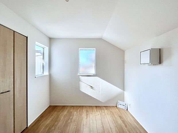 窓からのやさしい光が心地よいプライベートルーム