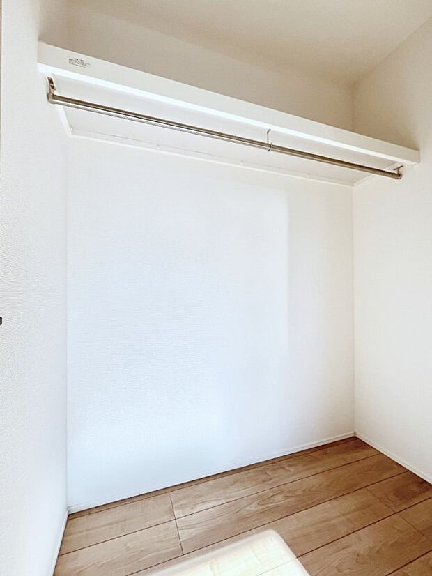洋室のクローゼット。奥行きがあるので厚手の衣類もすっきり収まります。