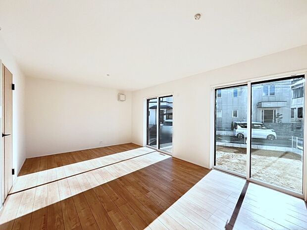 大きな窓からたっぷりの陽光と風を感じられるリビング  