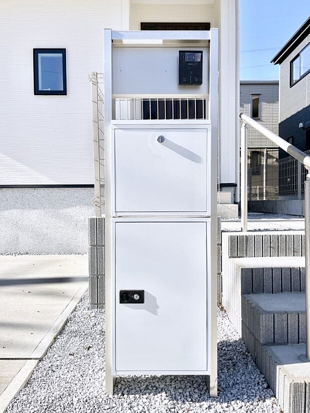 表札・インターホン・ポスト・宅配ＢＯＸをひとつに集約。エントランスになじむシンプルデザイン。