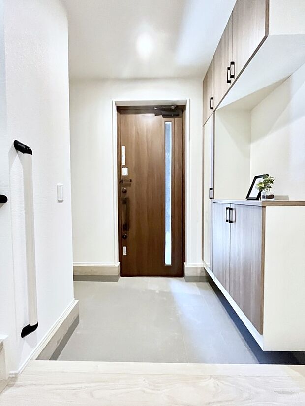 明るい玄関はお客様をお出迎えするのにぴったりです!